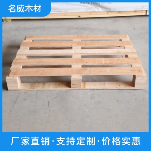深圳實(shí)木卡板廠家之實(shí)木托盤具有許多獨(dú)特的優(yōu)勢